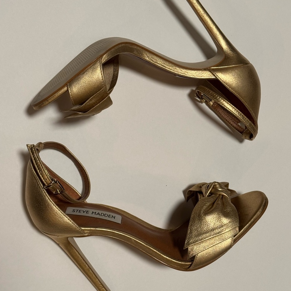 Steve Madden Open Toe, Gold
Size 7 - Picture 4 of 5
